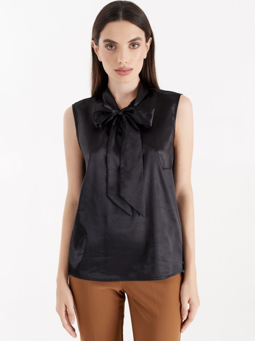 BLUSA SEDOSA EN COLOR NEGRO CON LAZADA DE RINASCIMENTO