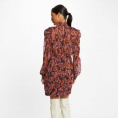 Vestido de gasa con estampado combinado en tonos morados y naranjas, falda cruzada y blusa con hombreras, de Morgan de Toi