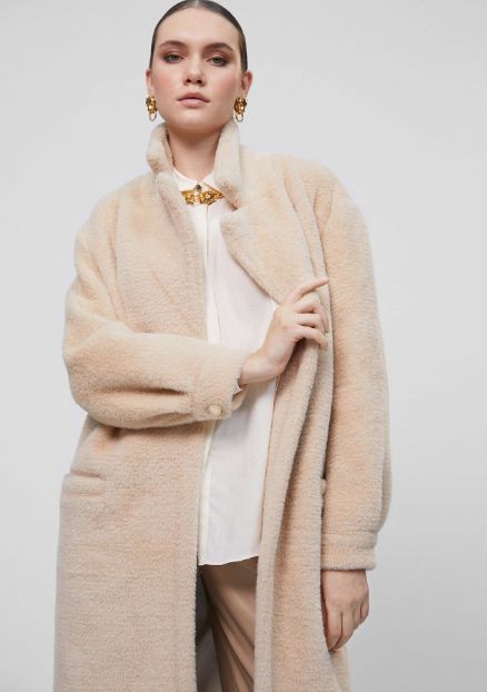 Abrigo largo de pelo sintético en color beige claro con bolsillos, de Lola Casademunt