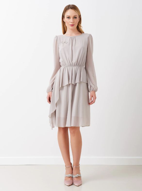 Vestido de gasa en color gris claro, de estilo romántico con detalle de broche lazo de cristal, de Rinascimento.