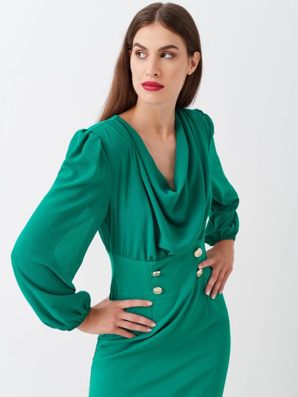 Vestido en color verde con falda entallada en cintura y botones dorados y blusa de gasa, de Rinascimento
