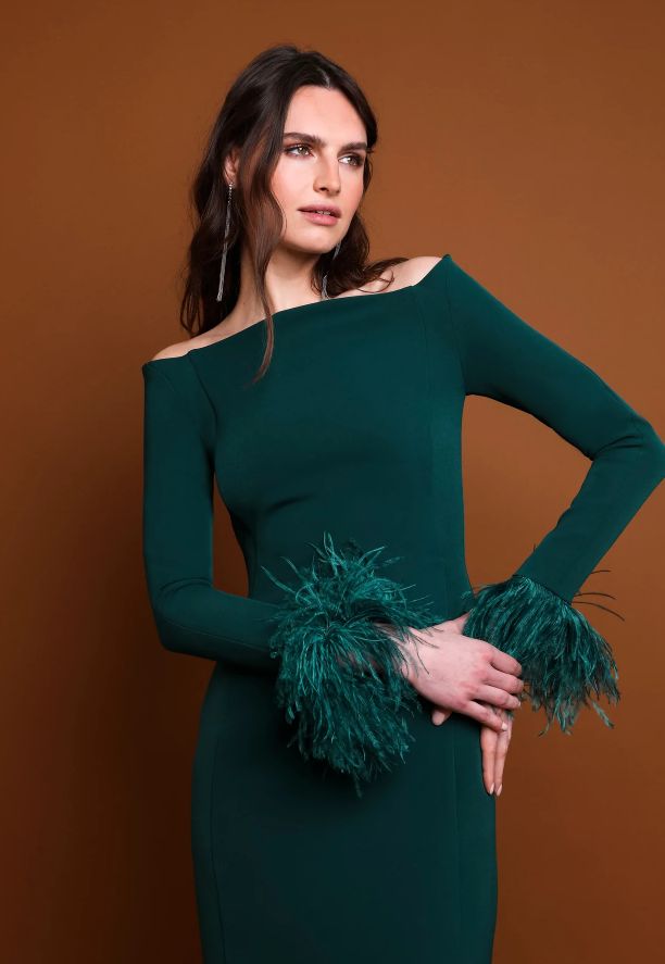 Vestido entallado en color verde bosque con detalle plumas al tono, de Victoria Colección