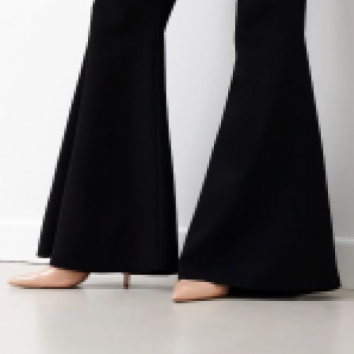 Pantalón negro de talle alto con maxi campana, de Rinascimento