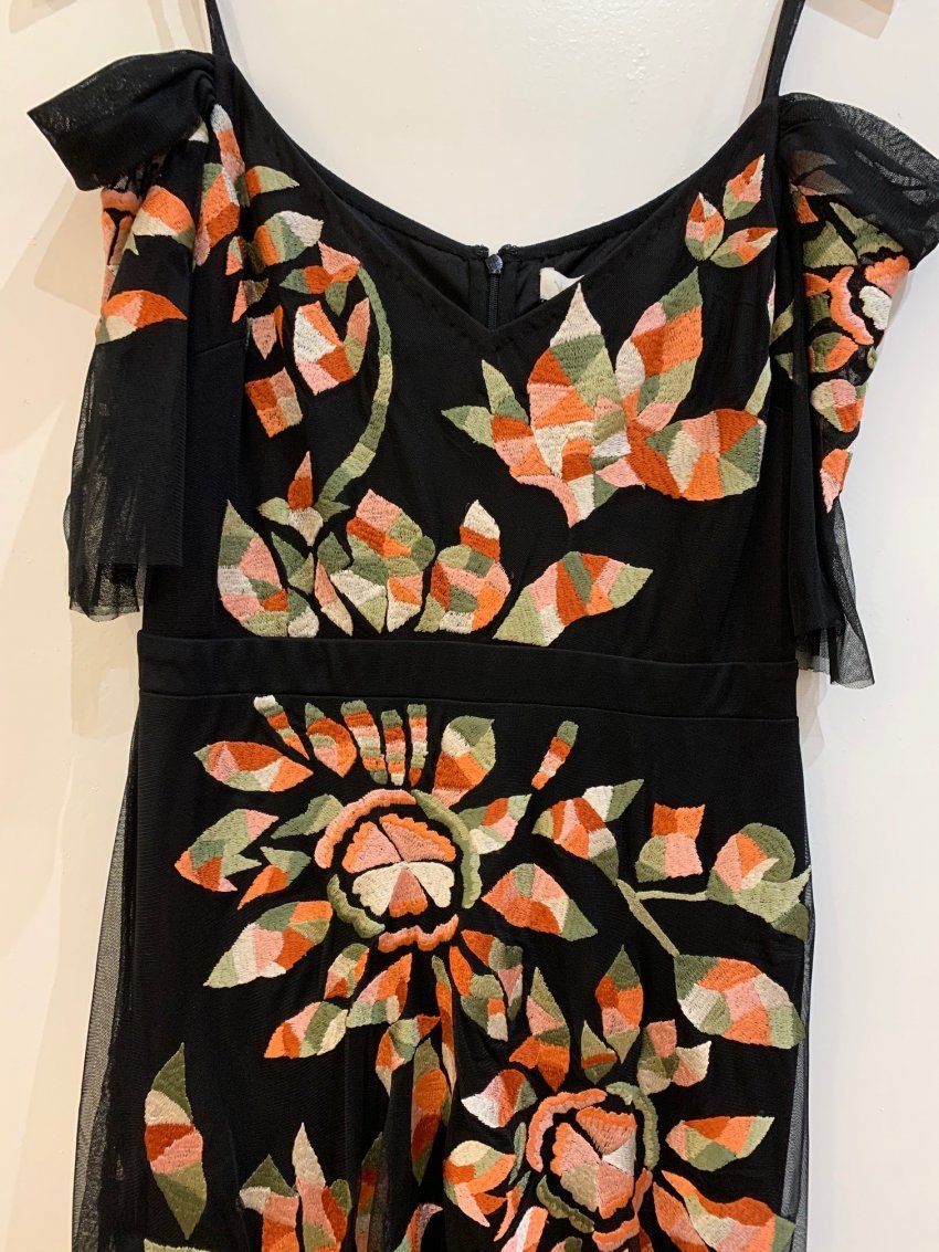 VESTIDO LARGO NEGRO DE TUL BORDADO ESTILO MANTÓN DE CRAZY LONDON