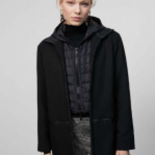 Abrigo negro de neopreno combinado con detalles en polipiel, con chaleco acolchado y capucha, logo en espalda con cristales de Lola Casademunt