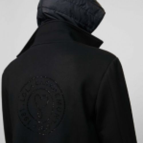 Abrigo negro de neopreno combinado con detalles en polipiel, con chaleco acolchado y capucha, logo en espalda con cristales de Lola Casademunt