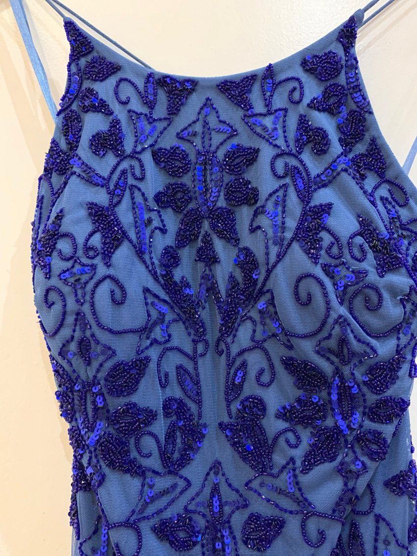 VESTIDO LARGO AZUL NOCHE CON PEDRERÍA Y ESPALDA DESCUBIERTA DE CRAZY LONDON