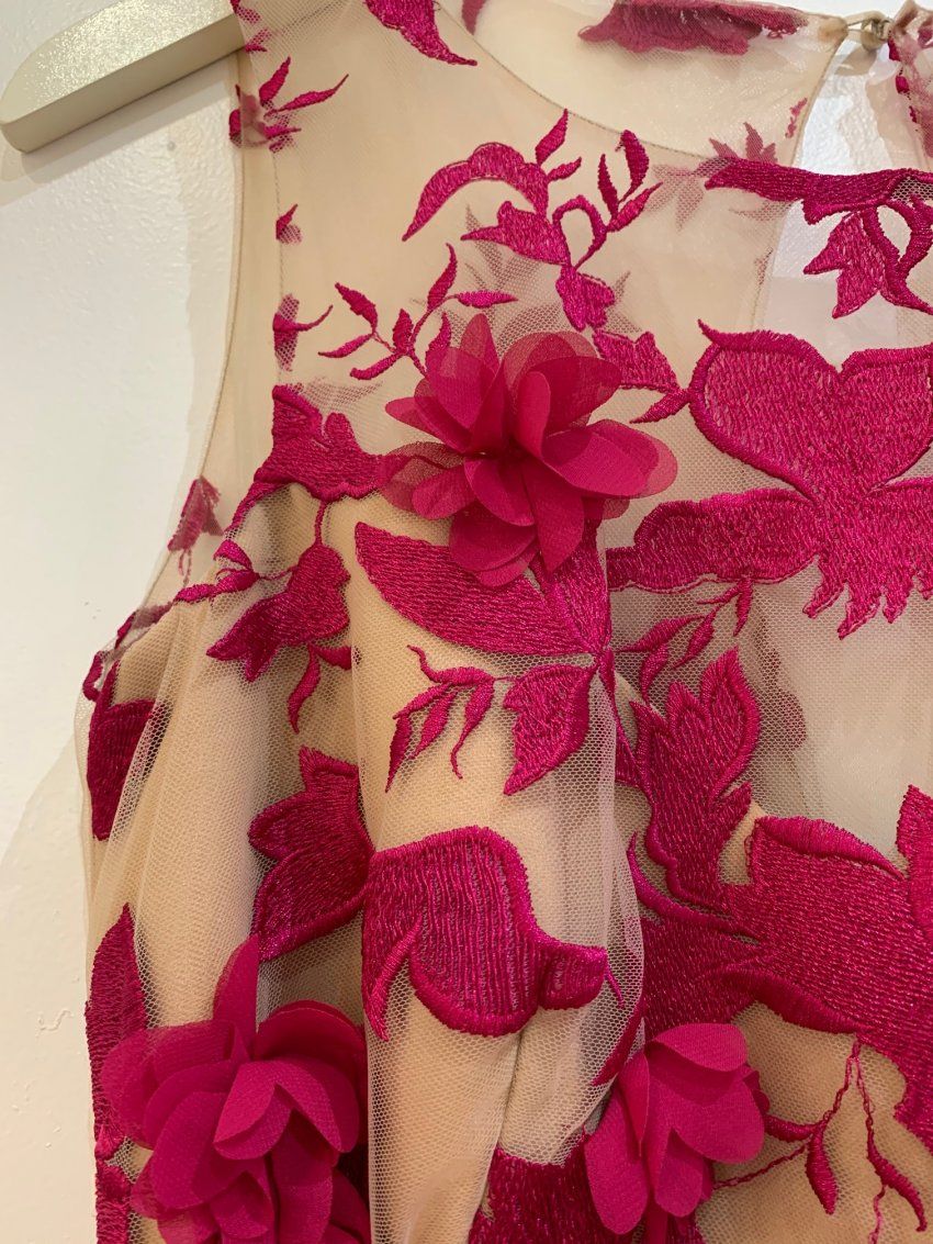 MONO FÚCSIA CON FLORES SUPERPUESTAS DE NURIBEL COUTURE