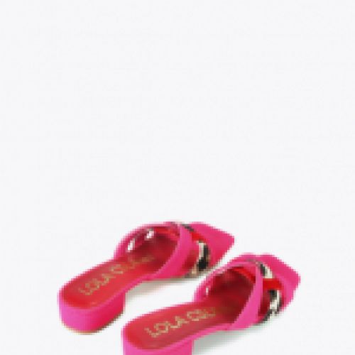 Sandalia con tacón cuadrado bajo combinada en fucsia, rojo y animal print de Lola Casademunt