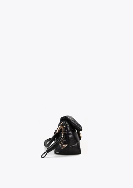 Bolso bandolera acolchado en color negro, cierre con M metálica, de Lola Casademunt