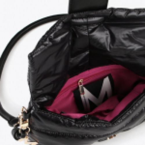 Bolso bandolera acolchado en color negro, cierre con M metálica, de Lola Casademunt