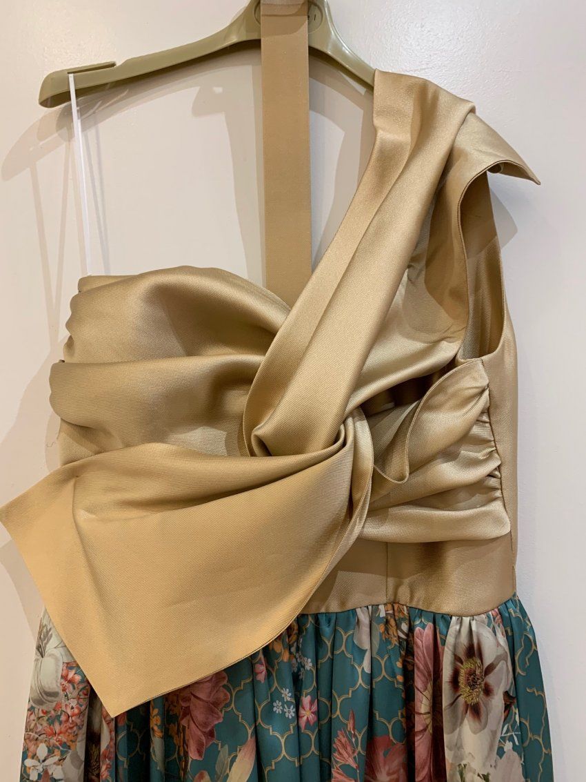VESTIDO LARGO CUERPO ASIMÉTRICO DORADO Y FALDA ESTAMPADA AZUL DE NURIBEL
