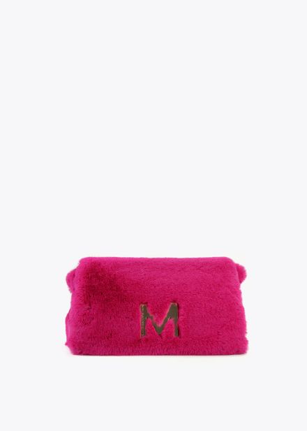 Bolso de pelo sintético en color fucsia con detalle M metálica, de Lola Casademunt