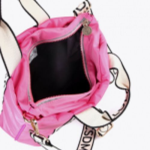 Bolso acolchado en color rosa, detalle asas y bandolera con logotipo en crudo y negro de Lola Casademunt