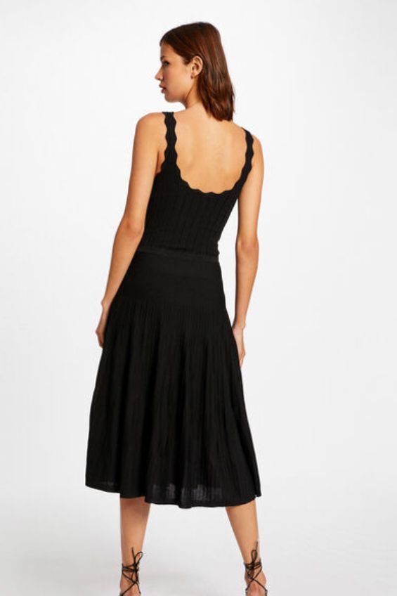 Vestido de punto en color negro con tirante fino y falda vuelo de Morgan de Toi