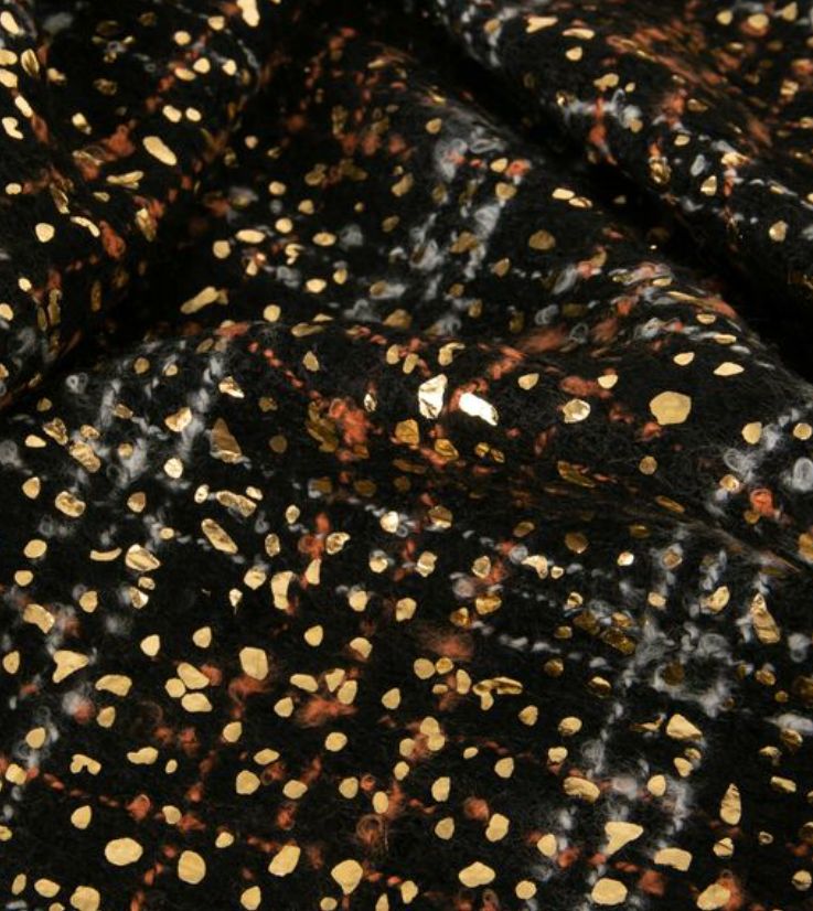 Bufanda de lana en color negro con motas doradas, de Morgan de Toi
