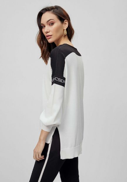 Jersey largo de punto, en blanco y negro con detalles logo y strass negro, de Lola Casademunt