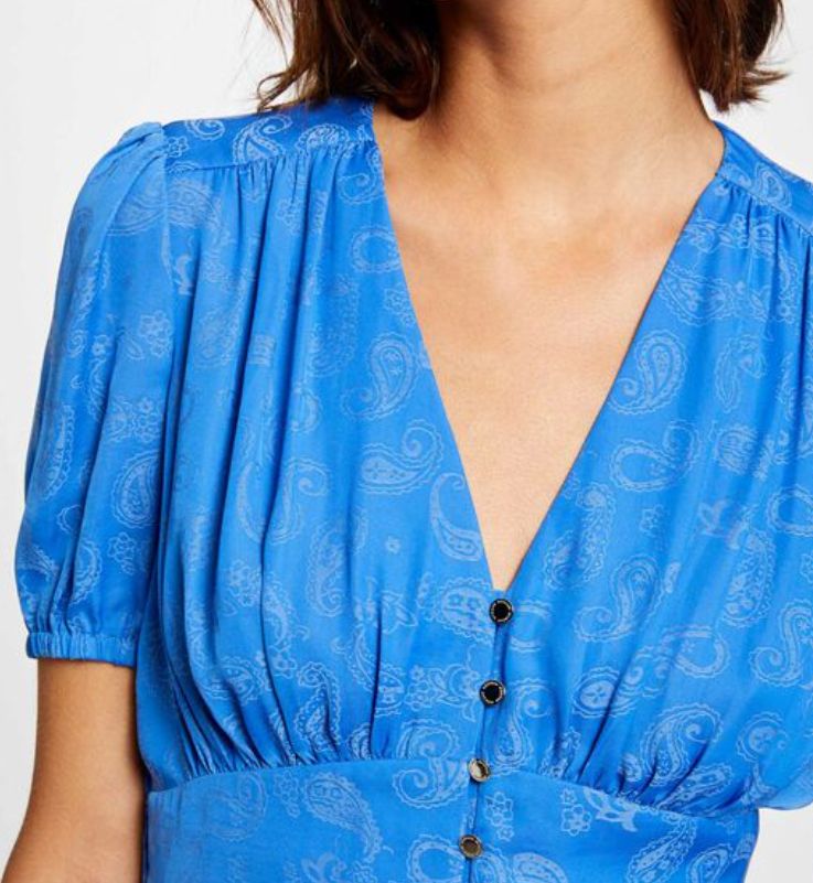blusa sedosa en color azul serenity, con estampado cachemir, engtallado a cintura, de Morgan de Toi