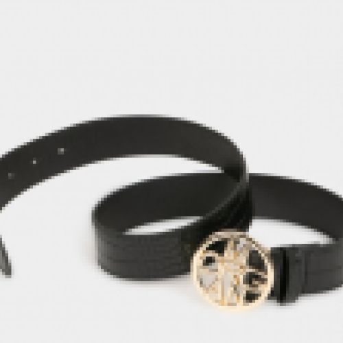 Cinturón negro imitación cocodrilo con hebilla logotipada en dorado
