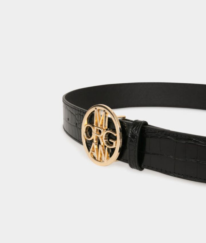 Cinturón negro imitación cocodrilo con hebilla logotipada en dorado