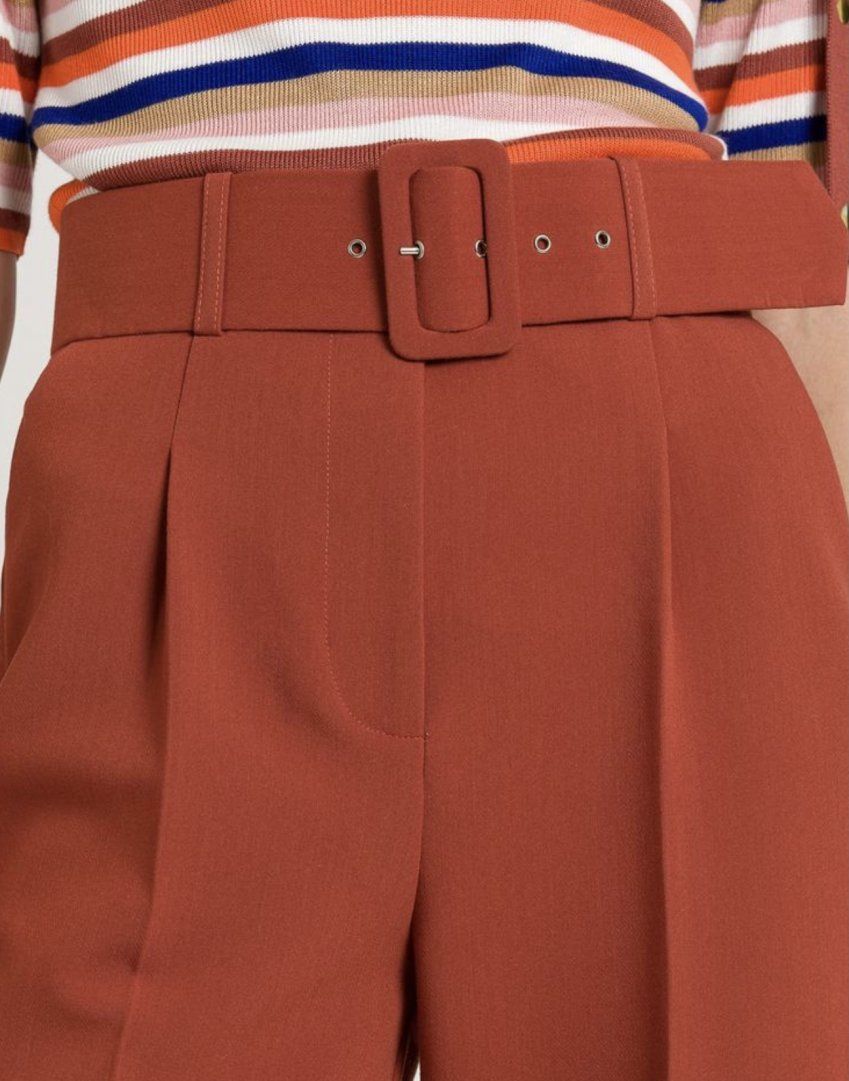 PANTALÓN DE TALLE ALTO EN COLOR TEJA CON CINTURÓN DE NAF NAF