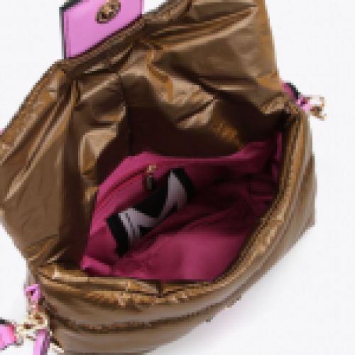Bolso bandolera acolchado en color oro con detalles en rosa, cierre con M metálica, de Lola Casademunt
