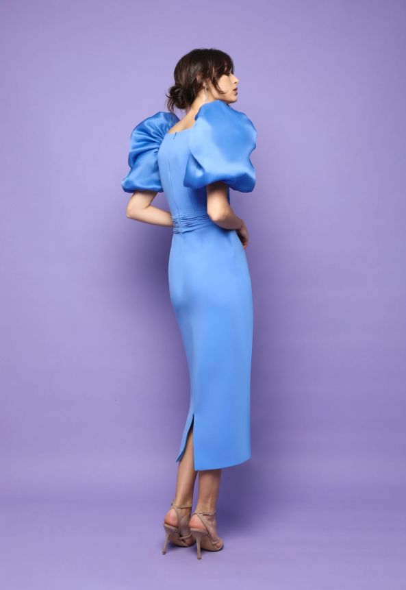 Vestido de crepe en color azul serenity, largo midi con falda cruzada y mangas princesa de organza y tul de Victoria Colección