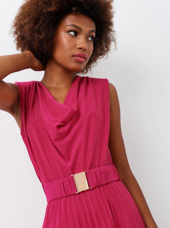 Vestido de punto con lurex en color fucsia con cuello cascada, falda plisada y cinturón de Rinascimento