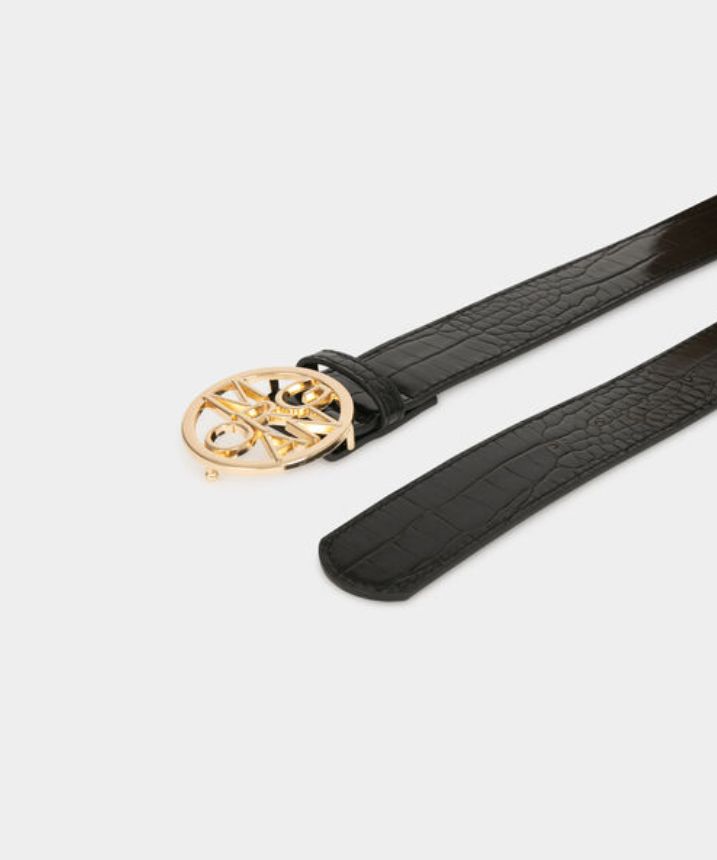 Cinturón negro imitación cocodrilo con hebilla logotipada en dorado