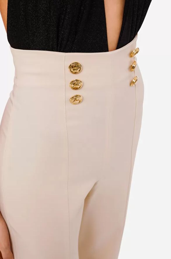Pantalón de talle muy alto en color beige con detalle de botones con logotipo en color dorado, de Elisabetta Franchi