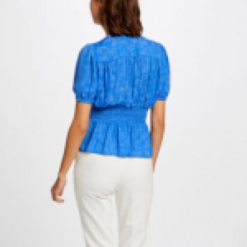 blusa sedosa en color azul serenity, con estampado cachemir, engtallado a cintura, de Morgan de Toi