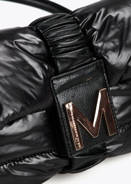 Bolso bandolera acolchado en color negro, cierre con M metálica, de Lola Casademunt