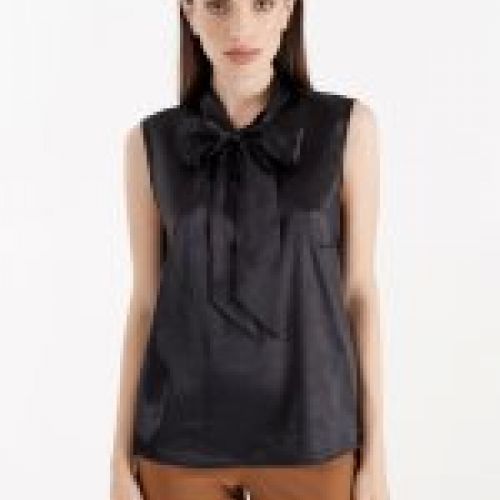 BLUSA SEDOSA EN COLOR NEGRO CON LAZADA DE RINASCIMENTO