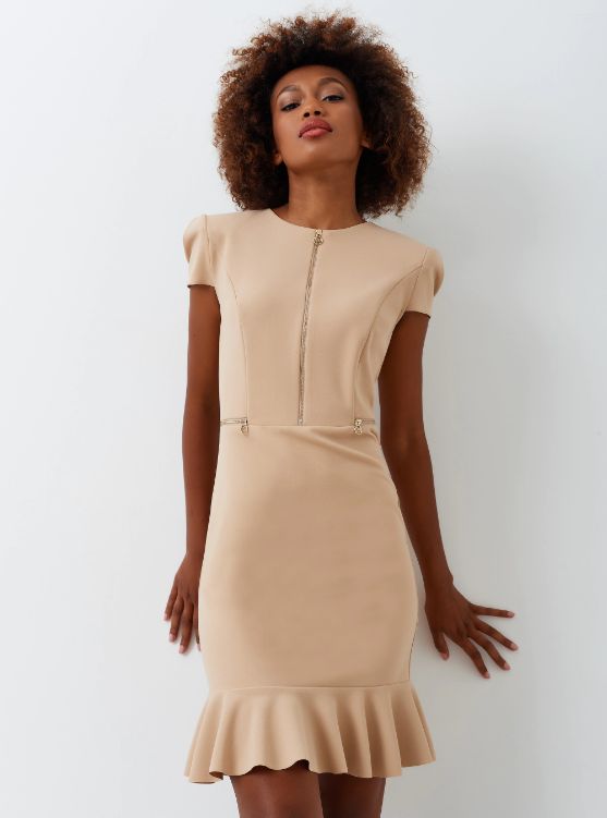Vestido en color beige con detalle cremalleras y volante en el bajo de Rinascimento
