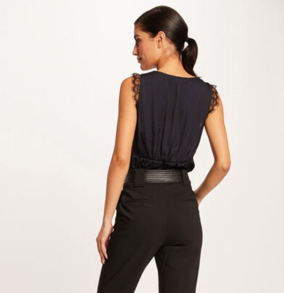 blusa lencera en color azul marino con encaje en negro, de Morgan de Toi