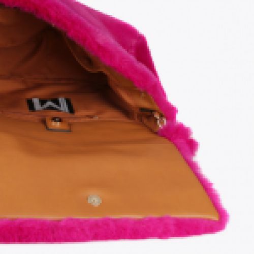 Bolso de pelo sintético en color fucsia con detalle M metálica, de Lola Casademunt