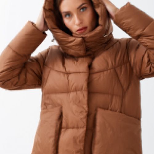 Abrigo largo acolchado en color marrón cobrizo, de Rinascimento