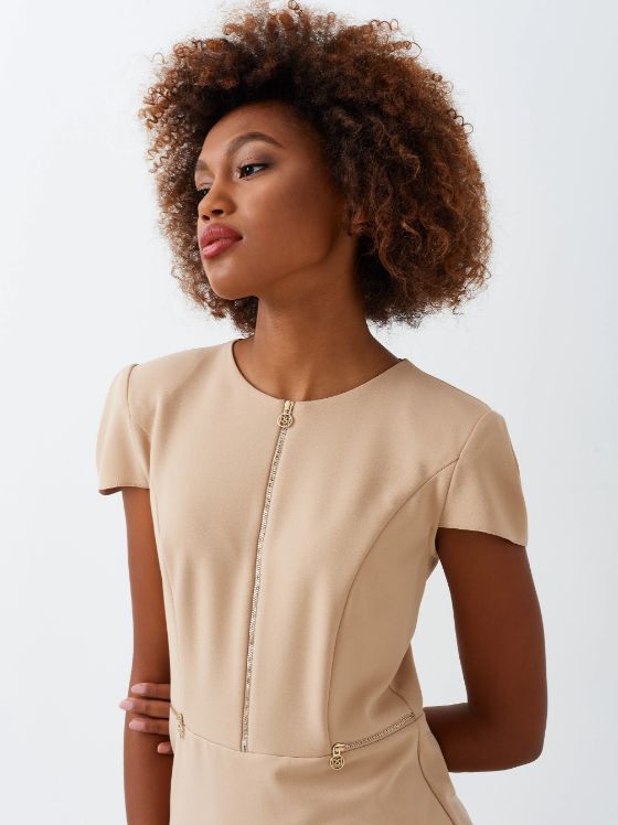 Vestido en color beige con detalle cremalleras y volante en el bajo de Rinascimento