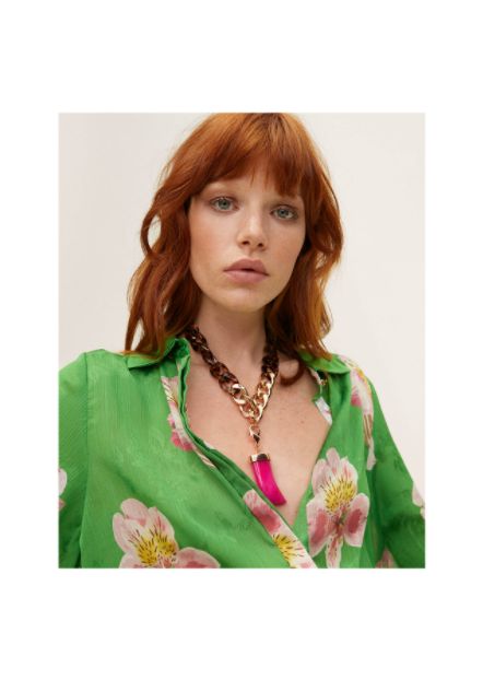 Blusa de estilo camisero en color verde con estampado floral, puños con goma, de Lola Casademunt