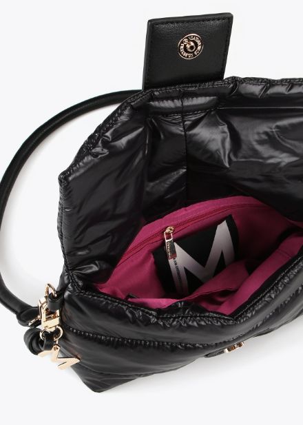 Bolso bandolera acolchado en color negro, cierre con M metálica, de Lola Casademunt