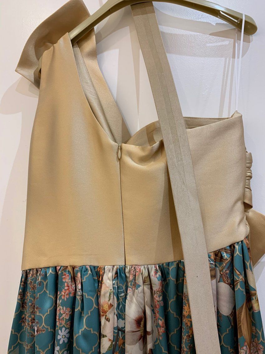 VESTIDO LARGO CUERPO ASIMÉTRICO DORADO Y FALDA ESTAMPADA AZUL DE NURIBEL