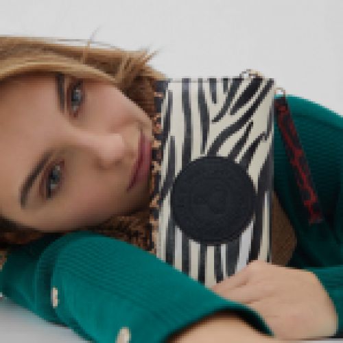 Cartera de mano con estampado animal print multicolor, cierre con cremallera, de Lola Casademunt