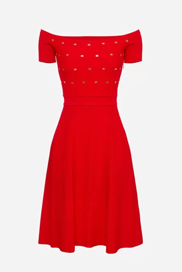 Vestido rojo de punto con detalles metálicos de logotipo en dorado de Elisabetta Frnachi