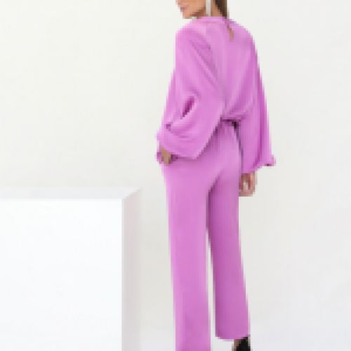 Conjunto de blusa y pantalón en color violeta, blusa con hombreras acentuadas, tejido satinado. De Victoria Colección