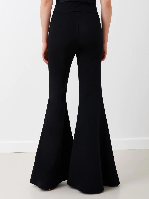 Pantalón negro de talle alto con maxi campana, de Rinascimento