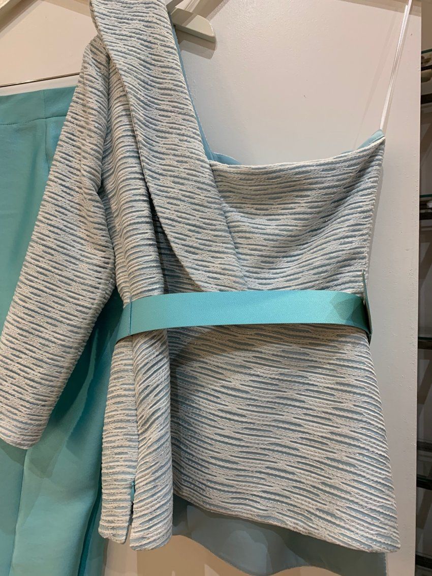 CONJUNTO DE PANTALÓN Y TOP ASIMÉTRICO EN COLOR TURQUESA DE NURIBEL
