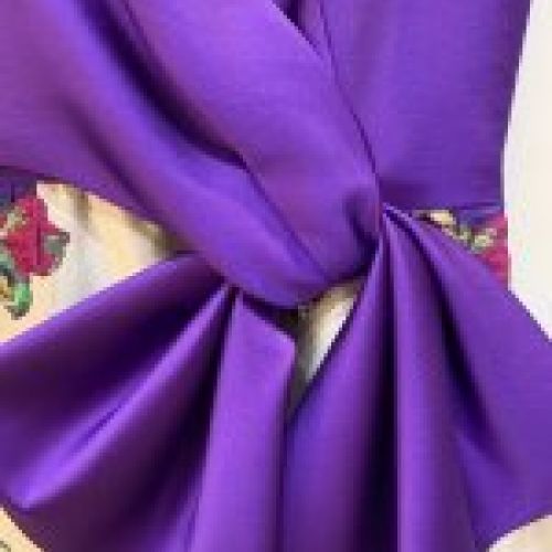 VESTIDO COMBINADO PARTE DE ARRIBA COLOR MORADO Y FALDA PLATA ESTAMPADA FLORES DE NURIBEL