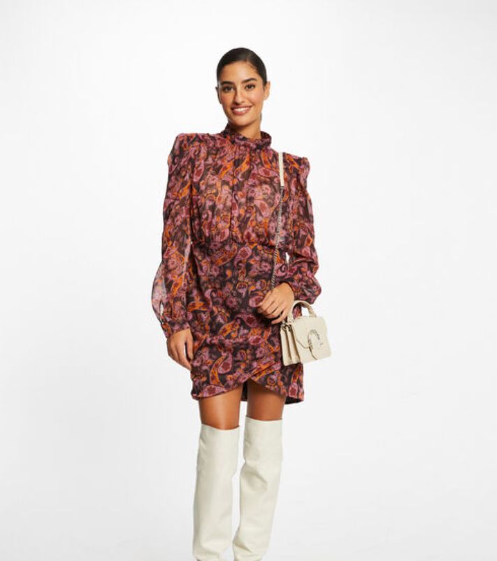 Vestido de gasa con estampado combinado en tonos morados y naranjas, falda cruzada y blusa con hombreras, de Morgan de Toi