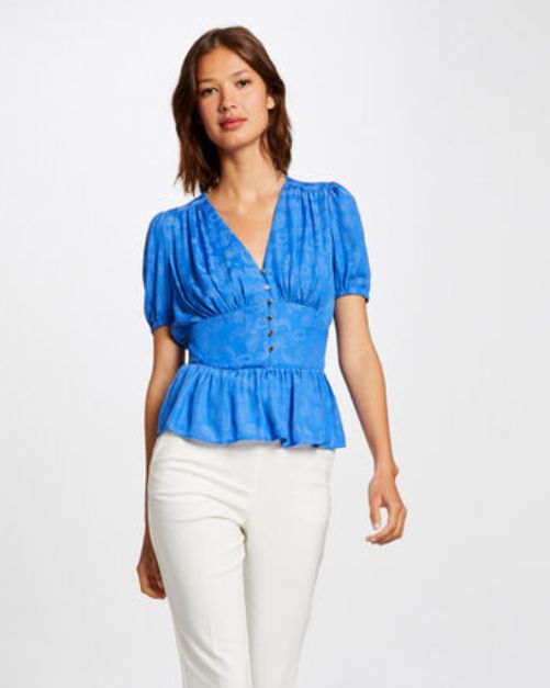 blusa sedosa en color azul serenity, con estampado cachemir, engtallado a cintura, de Morgan de Toi