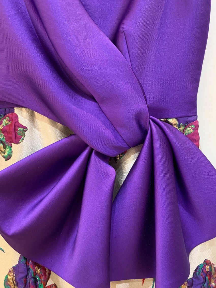 VESTIDO COMBINADO PARTE DE ARRIBA COLOR MORADO Y FALDA PLATA ESTAMPADA FLORES DE NURIBEL